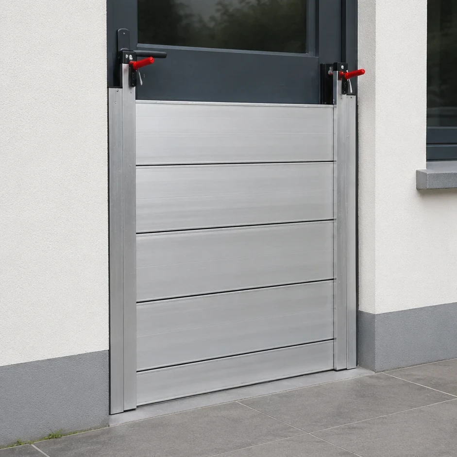 batardeau installé dans le cadre d'une porte miniature