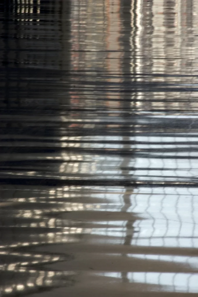 reflets metalliques sur une surface humide dans un bâtiment moderne