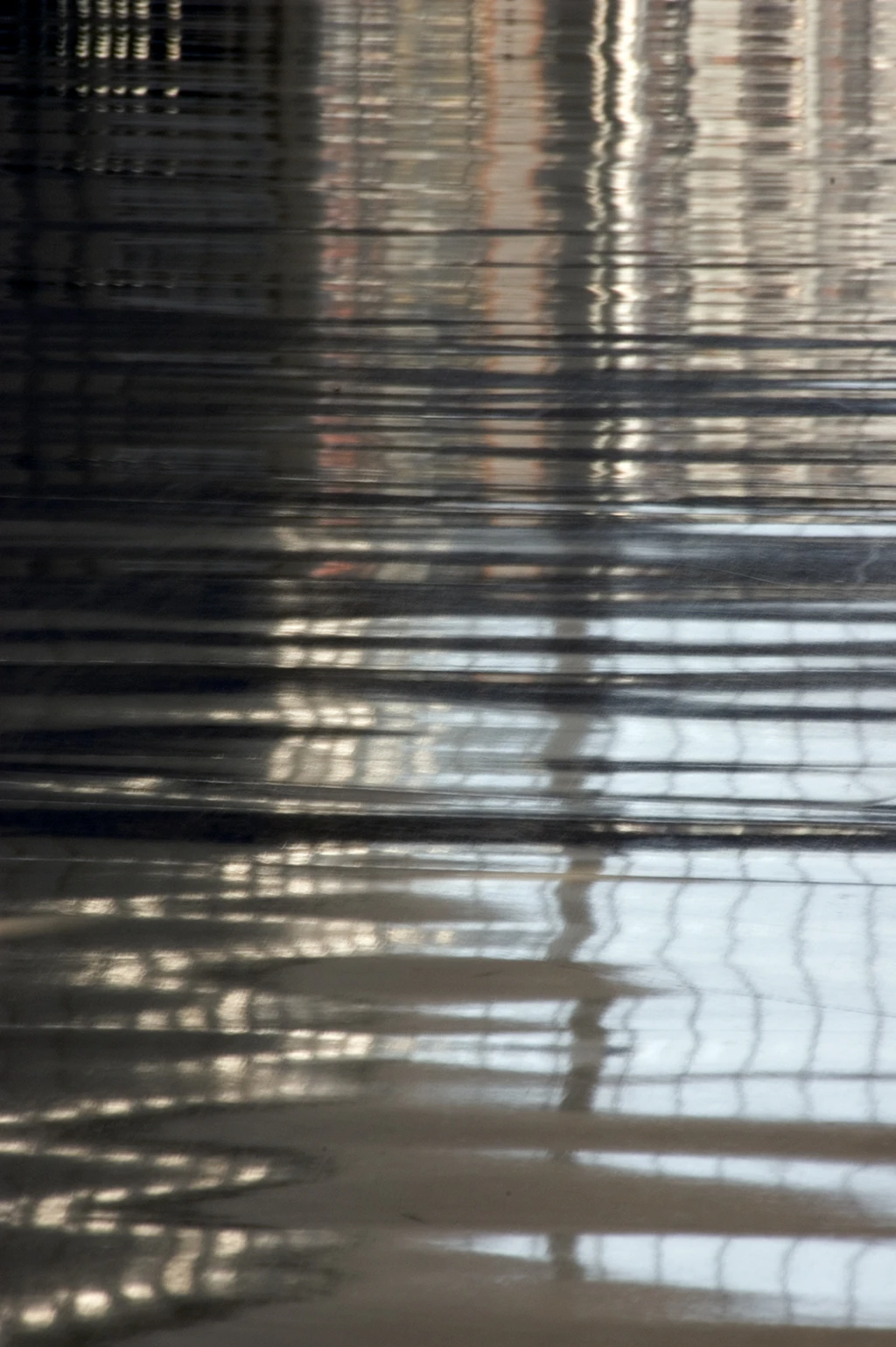 reflets metalliques sur une surface humide dans un bâtiment moderne