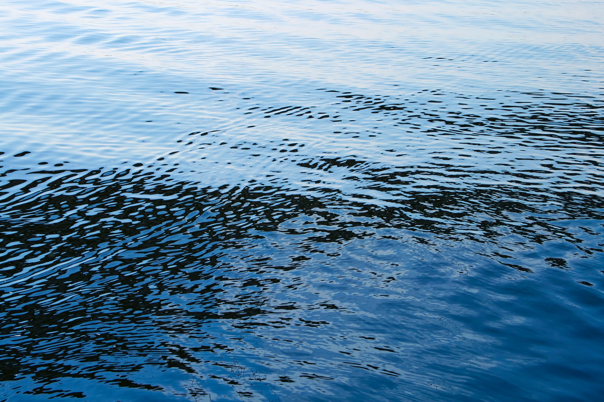 surface d'eau avec des ondes douces et calmes